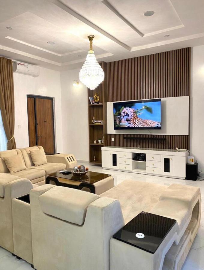 Urban Retreat Luxury Shortlet Apartment Lekki Ajah Lagos With Pool And Gym Εξωτερικό φωτογραφία